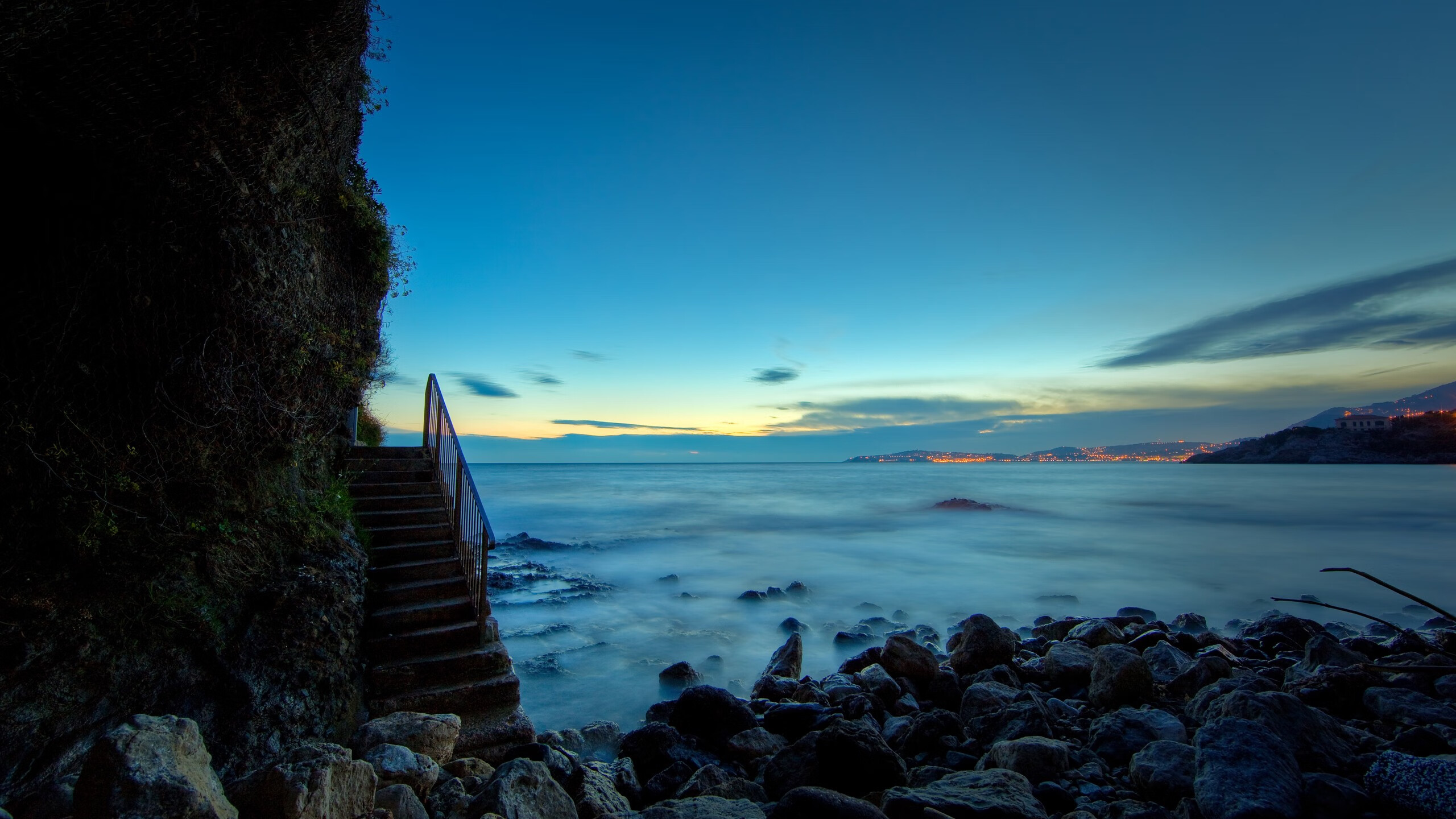 平行赛场，当哥伦比亚险胜巴黎，范戴克在季后赛抢七接管比赛