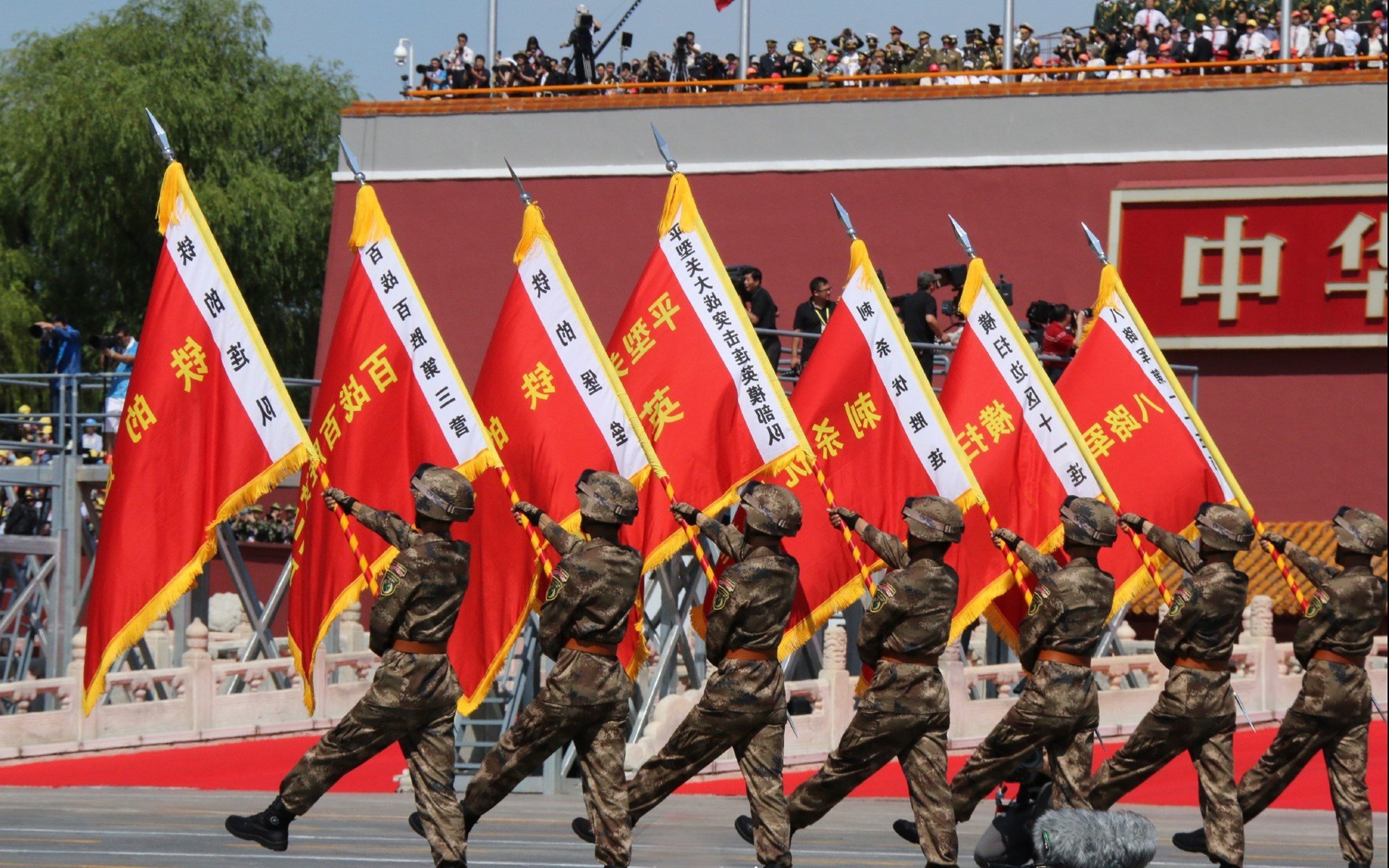 莱万独木难支,英格兰三狮狂舞,2026世界杯半决赛,致命三分钟绝杀克罗地亚,铸就唯一神迹